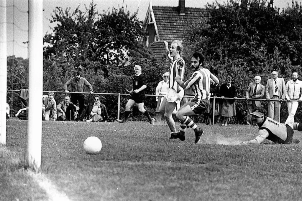 Zwart-witfoto van een doelpunt van Erix uit de beginjaren