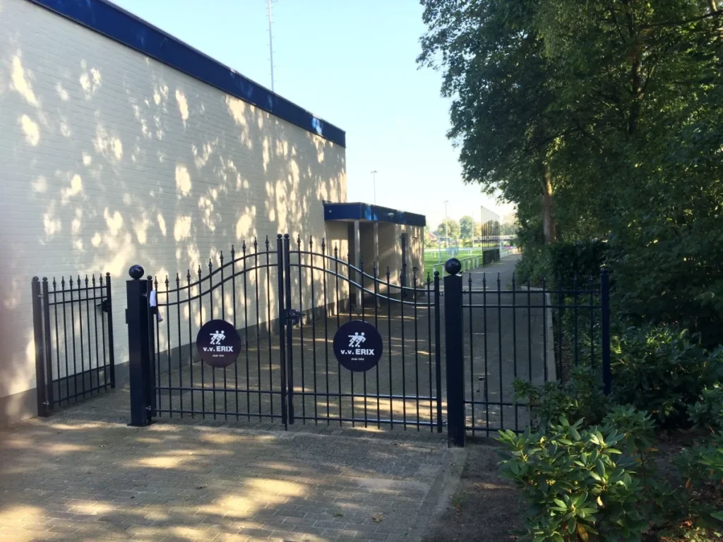 Toegangspoort van Sportpark Dèl-Akker met het Erix-logo