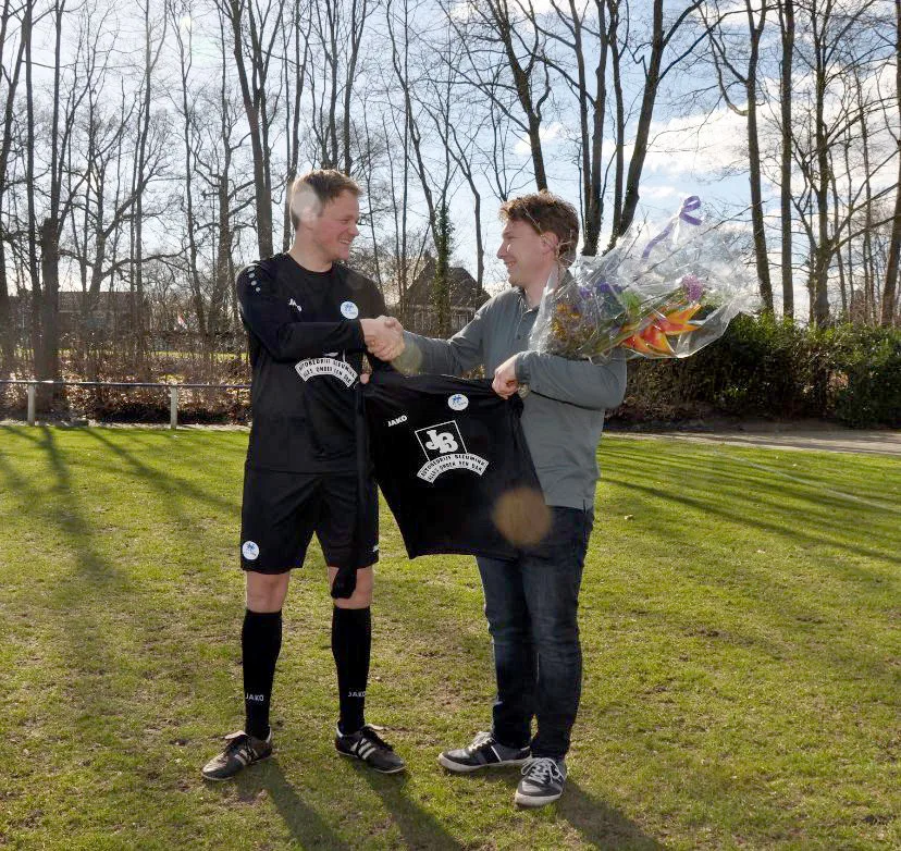 Overhandiging van een sponsorshirt bij Erix