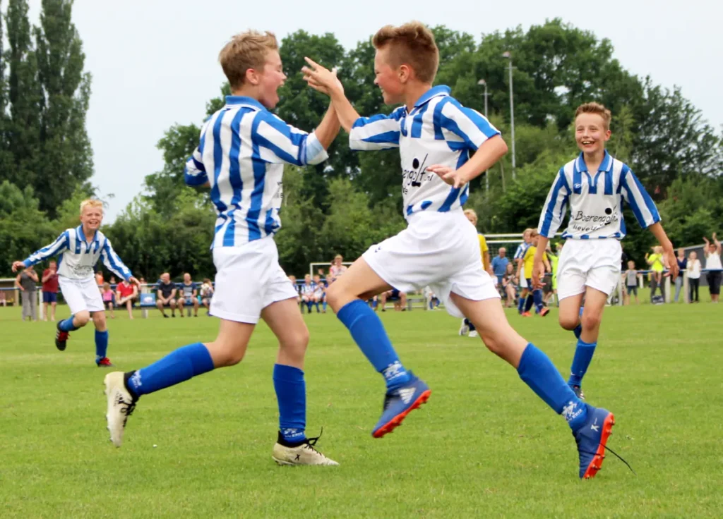 Jeugdspelers van Erix juichen na een doelpunt