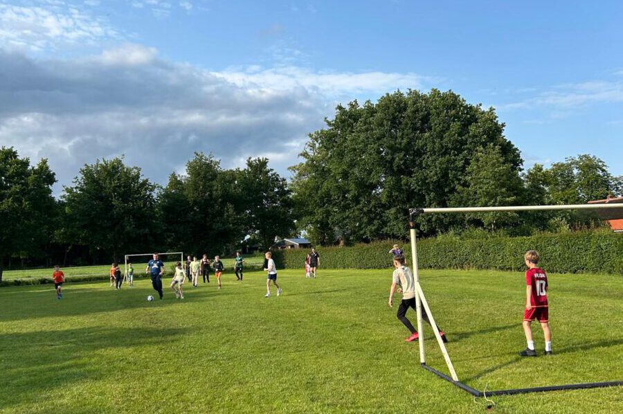 Jeugdspelers van SJO KSV/Erix op de training