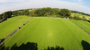 Hoofdveld van Sportpark Dèl-Akker van bovenaf gezien